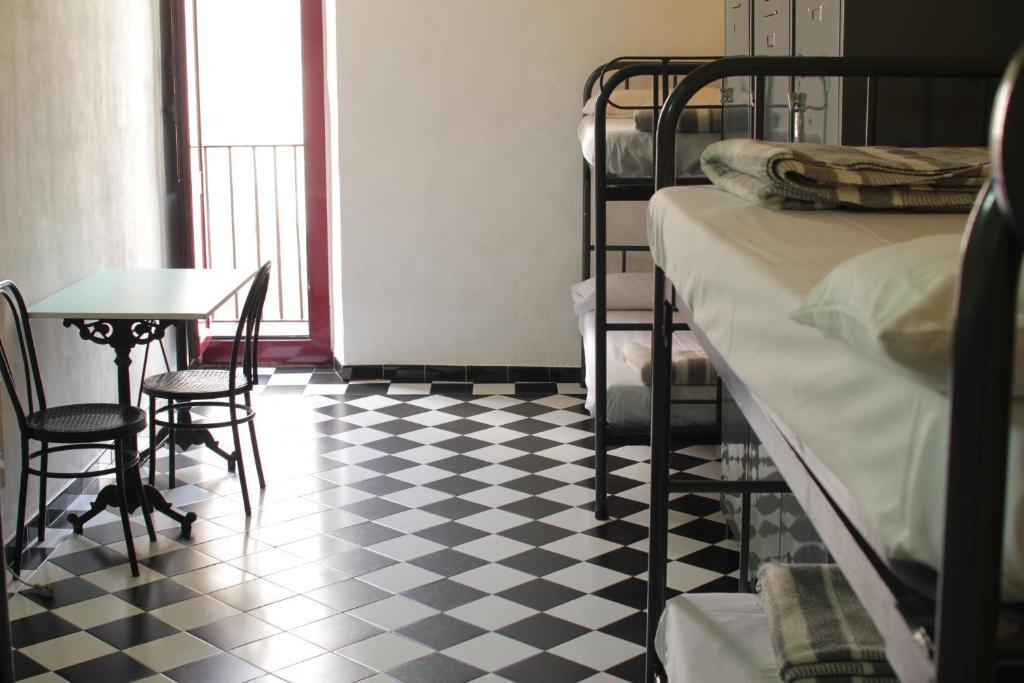 Cama en habitación compartida mixta con 6 camas y baño compartido